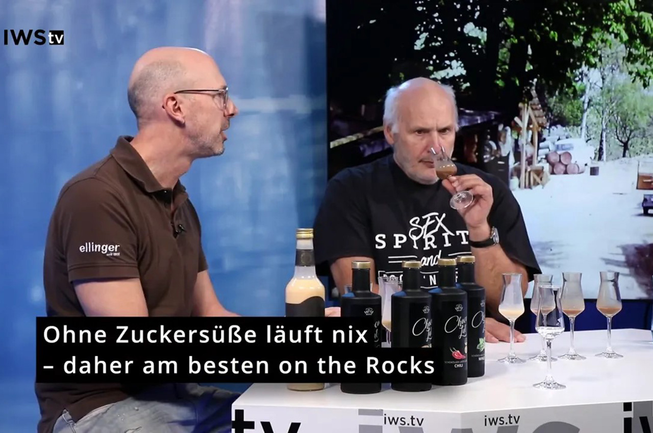 Liquid Chocolate Cupcakes: Egg-Base Chocolate Liqueur Tasting & Serving Guide